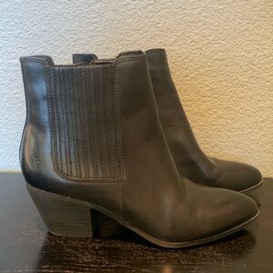 Sandra Frye booties in black